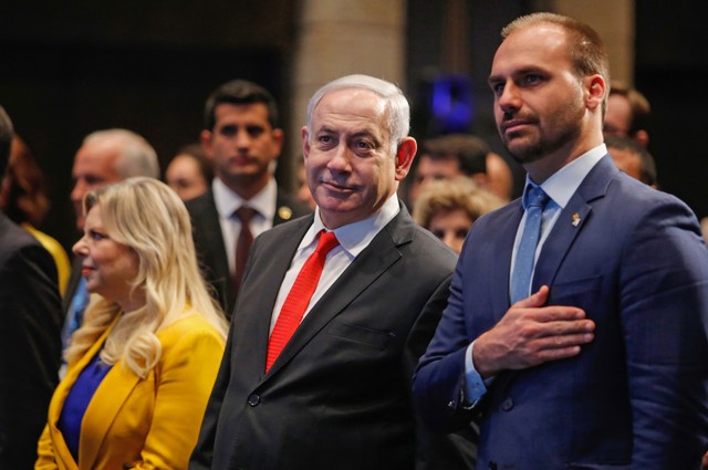 O primeiro-ministro de Israel, Benjamin Netanyahu, e o deputado federal Eduardo Bolsonaro durante cerimônia de abertura de escritório da Apex, em Jerusalém — Foto: Gil Cohen-Magen/AFP