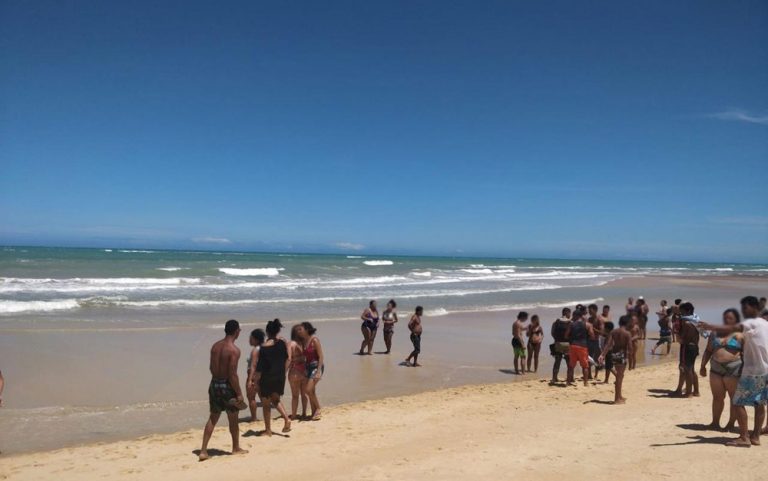 Banhistas na Praia dos Nativos, em Trancoso, no domingo (2), momentos após turista se afogar — Foto: Site Radar 64