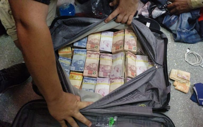 Mala com dinheiro encontrada com homens suspeitos de roubarem banco em Teixeira de Freitas, no sul da Bahia — Foto: Divulgação/Polícia Federal
