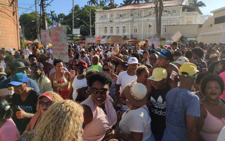 Caminhada do Samba levou multidão às ruas do Centro de Salvador — Foto: Vanderson Nascimento/TV Bahia