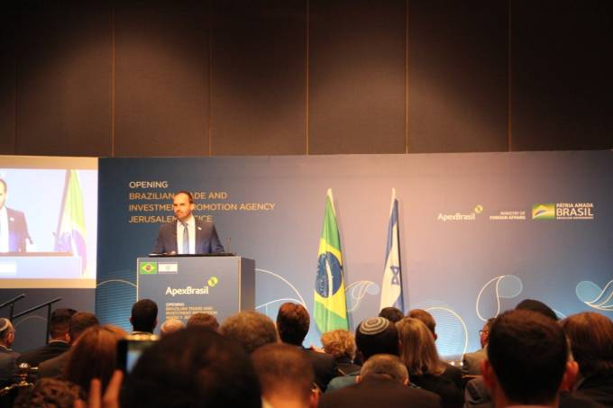 Eduardo Bolsonaro faz discurso na Agência Brasileira de Promoção de Exportações e Importações em Israel Twitter/Eduardo Bolsonaro/Reprodução