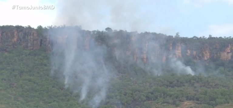 Incêndio atinge vegetação na Serra da Bandeira, no oeste da Bahia — Foto: Reprodução/BMD