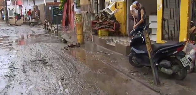 Chuva causou alagamentos de Itapuã, em Salvador — Foto: Reprodução/TV Bahia
