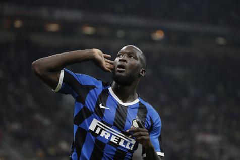 Inter Milan's Romelu Lukaku celebrates his goal during a Serie A soccer match between AC Milan and Inter Milan, at the San Siro stadium in Milan, Italy, Saturday, Sept.21, 2019. (ANSA/AP Photo/Luca Bruno) [CopyrightNotice: Copyright 2019 The Associated Press. All rights reserved.]