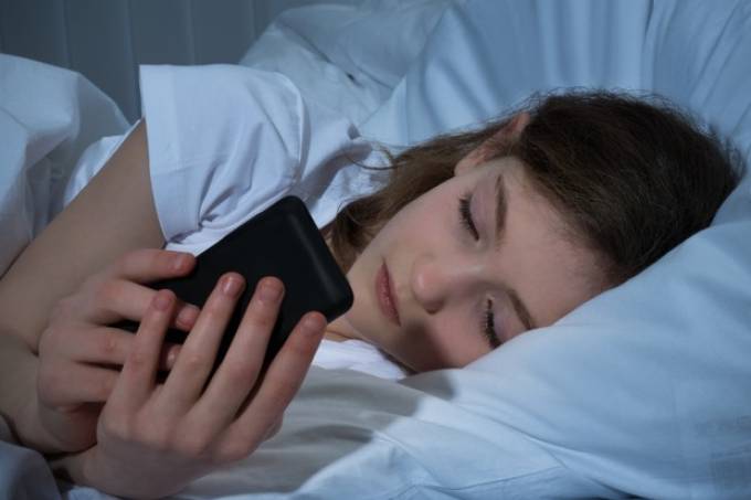 A maioria das pessoas usam o celular mesmo depois de já ter deitado. (Foto/Reprodução)