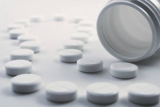 A intoxicação por paracetamol pode causar vômitos, dor abdominal, icterícia e até mesmo levar à morte. (Thinkstock/VEJA/VEJA)