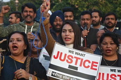 Protesto contra o estupro e assassinato de uma mulher em Chandigarh, Índia: país é palco de séries de feminicídios e de abusos — 02/12/2019 (Ajay Verma/Reuters)