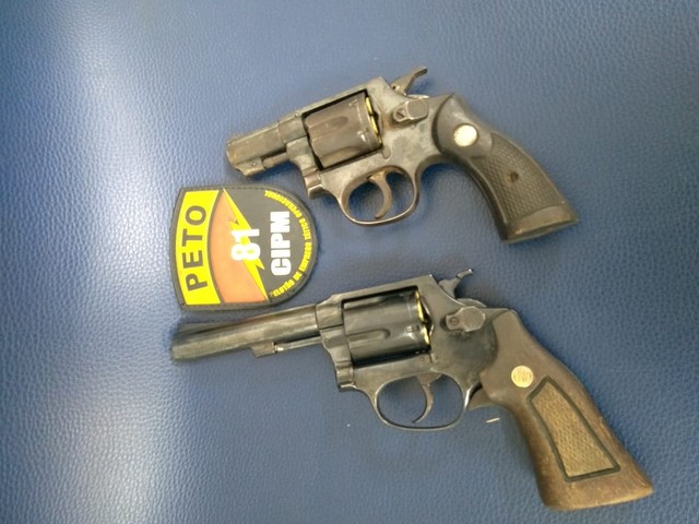 Armas foram apreendidas com os suspeitos durante a ação — Foto: Divulgação/SSP