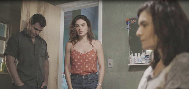 Betina (Isis Valverde) pede desculpas para Leila (Arieta Corrêa) na frente de Magno (Juliano Cazarré) em 'Amor de Mãe' — Foto: Globo