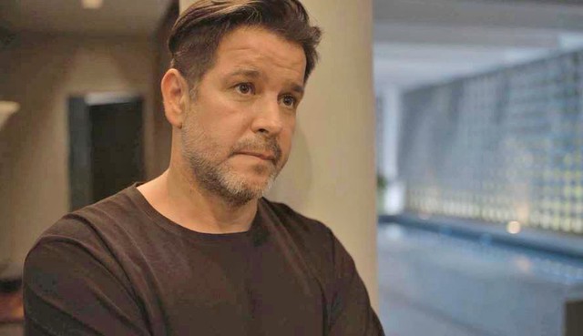 Raul (Murilo Benício) convida Sandro (Humberto Carrão) para morar em seu apartamento em 'Amor de Mãe' — Foto: Globo