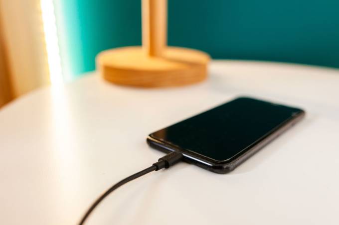Celular carregando: a duração das baterias é um dos maiores inconvenientes dos produtos eletrônicos (Capelle.r/Getty Images)