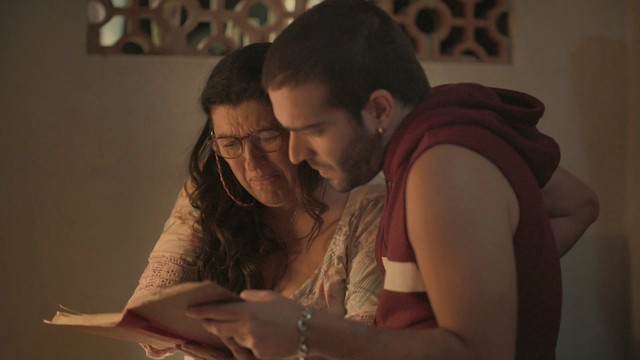 Lurdes (Regina Casé) e Sandro (Humberto Carrão) descobrem pista do paradeiro de Domênico — Foto: TV Globo