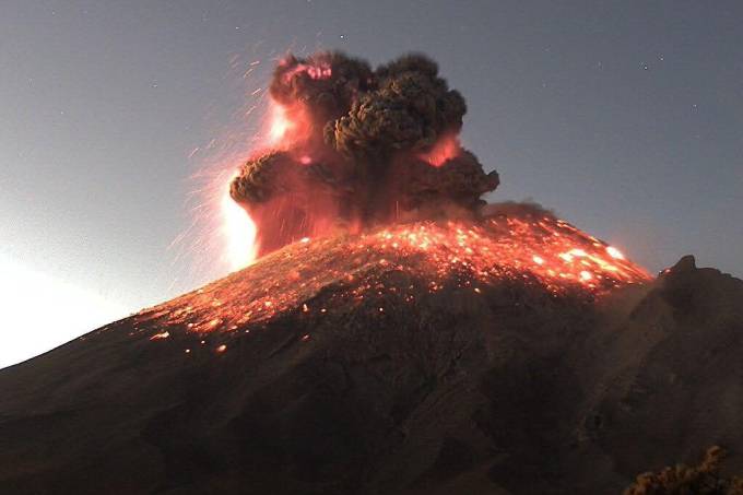 Erupção do vulcão Popocatépetl desta quinta-feira levantou cinzas em até 3 quilômetros de altura — 09/01/2019 Webcams de México/ Governo do México/Reprodução