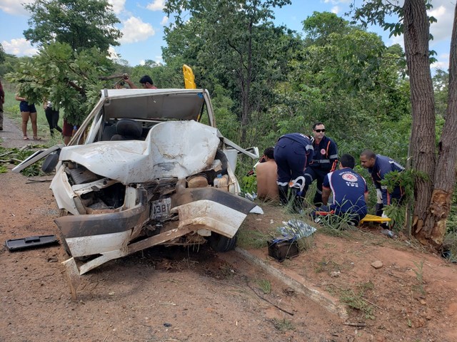 Idosa morre e quatro ficam feridos após carro bater em árvore na BR-242, no oeste da Bahia — Foto: Paiva/Blog do Braga