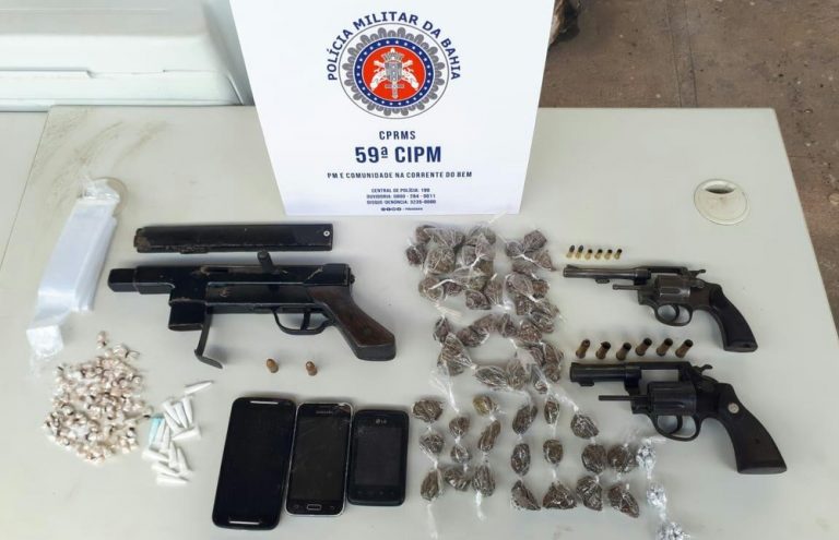 Uma submetralhadora, dois revólveres calibres 38 e 22, carregadores e drogas foram apreendidos. — Foto: Divulgação/SSP-BA
