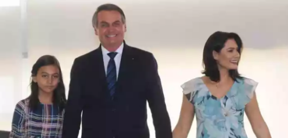 Michelle, Laura, Flávio, Eduardo: quem se vacinou contra a covid-19 na  família Bolsonaro?