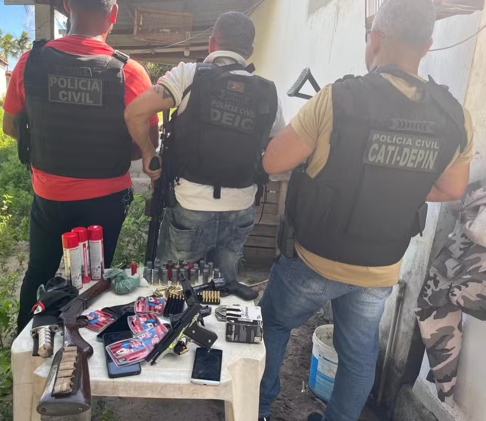 Policiais atuaram na prisão do suspeito — Foto: Divulgação/Polícia Civil